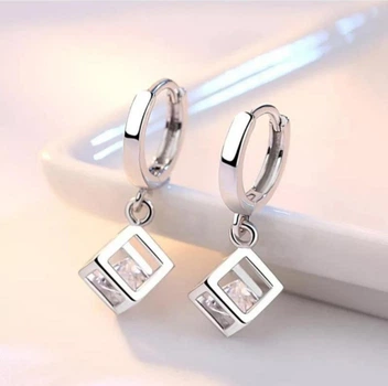 Серьги серебристые маленькие . Украшены цирконом стиль Pandora 1167
