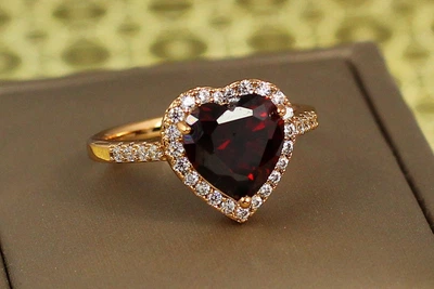 Кольцо Xuping Jewelry сердце океана с красным камнем р 20 золотистое