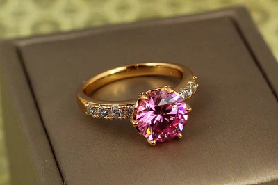 Кольцо Xuping Jewelry зерно граната с розовым камнем р 20 золотистое