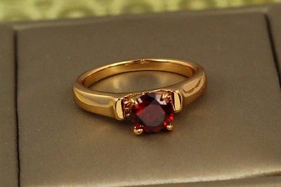 Кольцо Xuping Jewelry красный фианит на высоких ножках р 18 золотистое