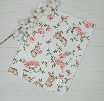 Непромокаемая пеленка многоразовая 80×100 для новорожденных a.l.babybox Зайчики в розах Разноцветный