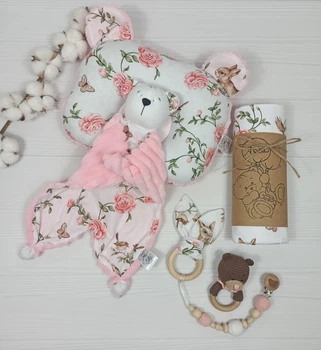 Набор для новорожденного: пеленка, подушка и игрушки a.l.babybox Зайчики в розах Розовый