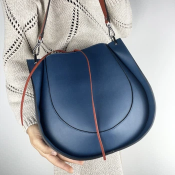 Синя з кораловим сучасна шкіряна жіноча сумка оригінальної форми Lamponi Guitar blue coral