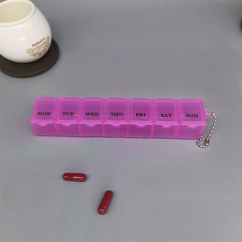 Таблетница органайзер для таблеток на 7 ячеек 1 неделя с цепочкой Розовый