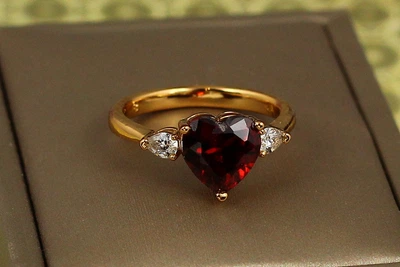 Кільце Xuping Jewelry серце з червоним каменем і краплями з боків р 16 золотисте