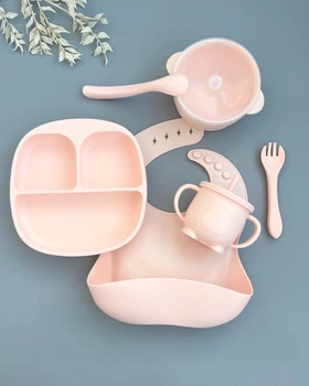 Набір силіконового посуду для прикорму для дівчинки 6 предметів Персиковий ВР162, нагрудник однотонний
