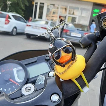 Аксесуар на руль вело/ мото Crazy Duck качка в шоломі акули з пропеллером