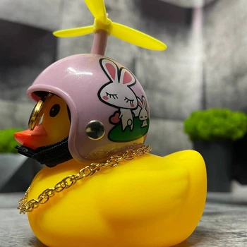 Аксессуар на торпеду в авто Crazy Duck утка в розовом шлеме с пропеллером
