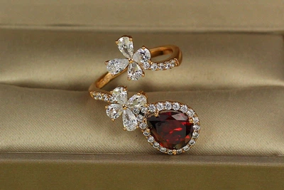 Кольцо Xuping Jewelry Марсель с красным камнем раздвижное р 16 золотистое