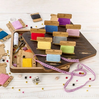 Шкатулка для рукоделия Wonderland Crafts + 32 бобинки FLZB(N)-063 (19*19*3.2см)