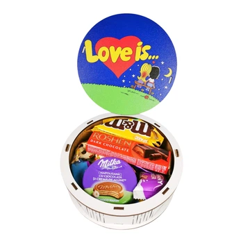 Солодощі в дерев'яному подарунковому боксі для закоханих №241 "Love is..." Унікальна цукерка, 240 г цукерок (2023-241)