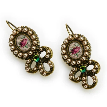 Сережки Michal Negrin з перловим ореолом і квітковою мініатюрою, прикрашені кристалами Swarovski