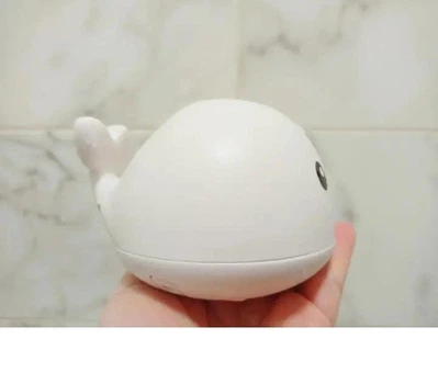 Игрушка для ванной Qinye Toys Большой Кит спрей светящийся с фонтаном 15 см Розовый (815QTTRNGRSHKC5) ICL44