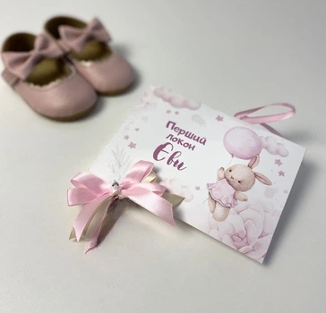 Конверт для першого локона з іменем дитини Зайчик з кулькою HeyBaby