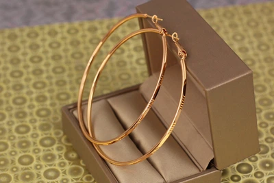 Серьги кольца Хuping Jewelry плоские с рисунком 6,5 см золотистые