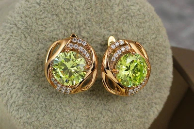 Серьги Xuping Jewelry кутюрье с салатовыми камнями 1,8 см золотистые