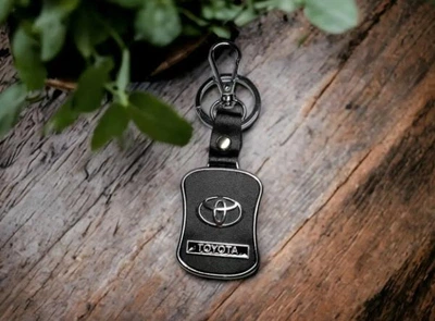 Брелок металлический со вставками кожи, карабин и кольцо с логотипом авто Toyota