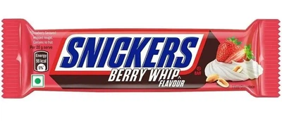 Шоколадный батончик Snickers Berry Whip со вкусом клубничного крема 40г