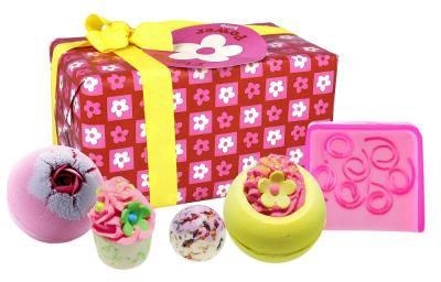 Подарунковий набір для ванни Bomb Cosmetics Flower Power кульки для ванни 4 шт + гліцеринове мило 1 шт (5037028276556) 