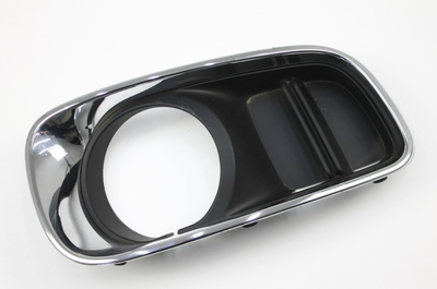Решетка в бампере Mini Countryman 17-20 (60) средняя без отв. п/трон. (BASE), (51117390525), (184705910)