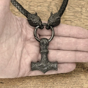 Чорний кулон Молот Тора з Північними вовками Одіна