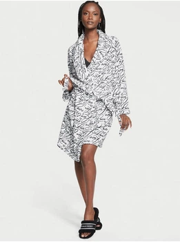 Плюшевый Халат Victoria's Secret Short Cozy Robe Coconut Hearts M/L белый, с принтом в черные сердца и лого VS