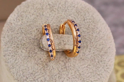 Серьги кольца Xuping Jewelry дорожка из синих и белых камешков 1,7 см золотистые