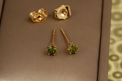 Серьги гвоздики Xuping Jewelry изумрудные камешки на шесть креплений 4 мм золотистые