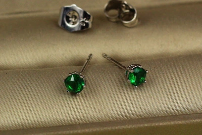 Серьги гвоздики Xuping Jewelry зеленые камешки на шесть креплений 4 мм серебристые