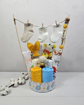 Букет подарков для малышей с пледом пеленками и аксессуарами a.l.babybox Патриотический