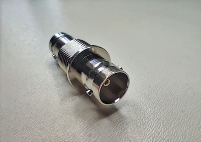 Адаптер проходной BNC 75OHM panel socket SB303, панельный, гнездо-гнездо, крепление гайка, HDTV, посадка Z04, менее 28дБ/3ГГц, заземленный корпус, 75 Ом
