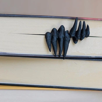 Закладка дня книги " Кігті монстра "