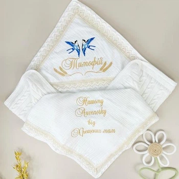 Крыжма для мальчика Family Tradition муслин с вышивкой 100х100 см белая Поющие ласточки