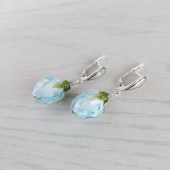 Серьги Hand Made с бутонами роз из муранского стекла бело-голубого оттенка