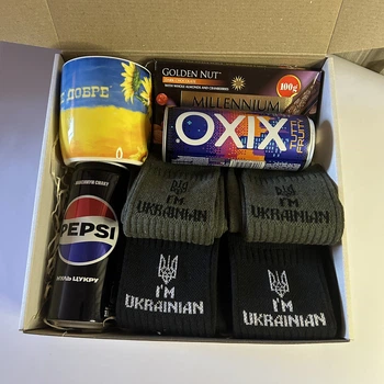 Чоловічий подарунковий бокс з шкарпетками, чашкой та солодощями на день народження