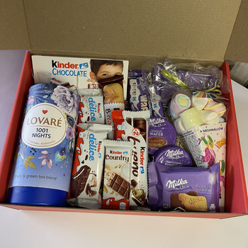 Жіночий подарунковий бокс з чаєм Lovare, солодощами Kinder та Milka