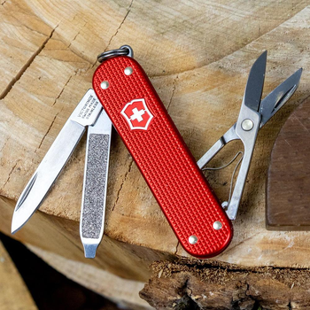 Складной нож-брелок VICTORINOX Classic Alox Sweet Berry 5 функций 4 см, нержавеющая сталь X50CrMoV15