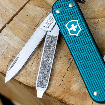 Складаний ніж-брелок VICTORINOX Classic Alox Wild Jungle 5 функцій 4 см, нержавіюча сталь X50CrMoV15