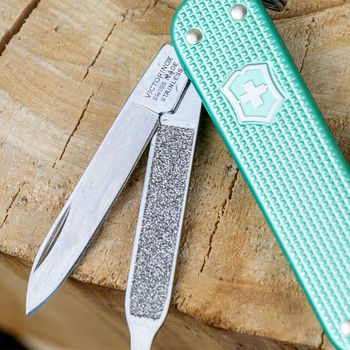 Складаний ніж-брелок VICTORINOX Classic Alox Minty Mint 5 функцій 4 см, нержавіюча сталь X50CrMoV15