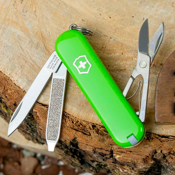 Складной нож-брелок VICTORINOX Classic Smashed Avocado 7 функций 4 см, нержавеющая сталь X50CrMoV15