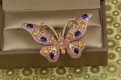 Брошь Xuping Jewelry бабочка с желтыми и синими камнями золотистая