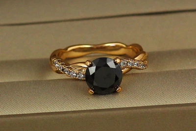 Кільце Xuping Jewelry косичка із чорним каменем р 20 золотисте