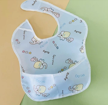 Слюнявчик для кормленя с карманом на липучке BabyBaby Слоники