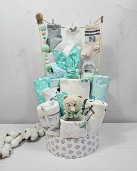 Букет подарков для малышей с пледом пеленками и аксессуарами a.l.babybox Горох белый на мятном