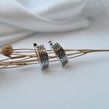 Серебряные серёжки (пара) серьги Вышиванка с зелеными камнями черненое серебро 925 5016ч 3.60г