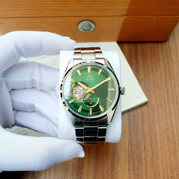 ORIENT RA-AR0008E10B наручные часы в зелено-серебристом цвете.