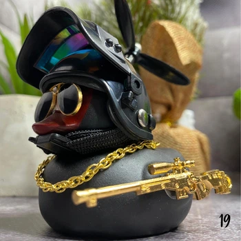 Аксесуар на торпеду в авто Crazy Duck чорна качка у шоломі зі зброєю