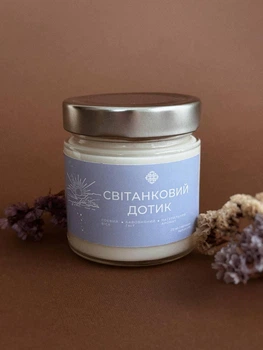 Ароматизована соєва свічка Бажані в скляній банці з металевою кришкою бавовняний гніт аромат Світанковий дотик 212 мл