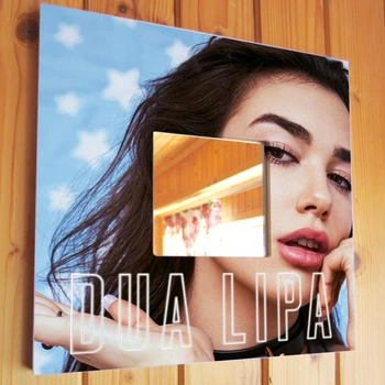 Декоративное зеркало "Певица Дуа Липа. Dua Lipa" сувенир для фанатов, поп музыка, для интерьера в спальню, кафе, караоке