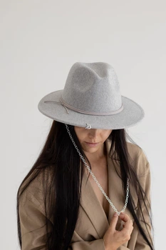 Шляпа федора из шерсти с цепью и замшевым шнурком D.Hats Светло серый